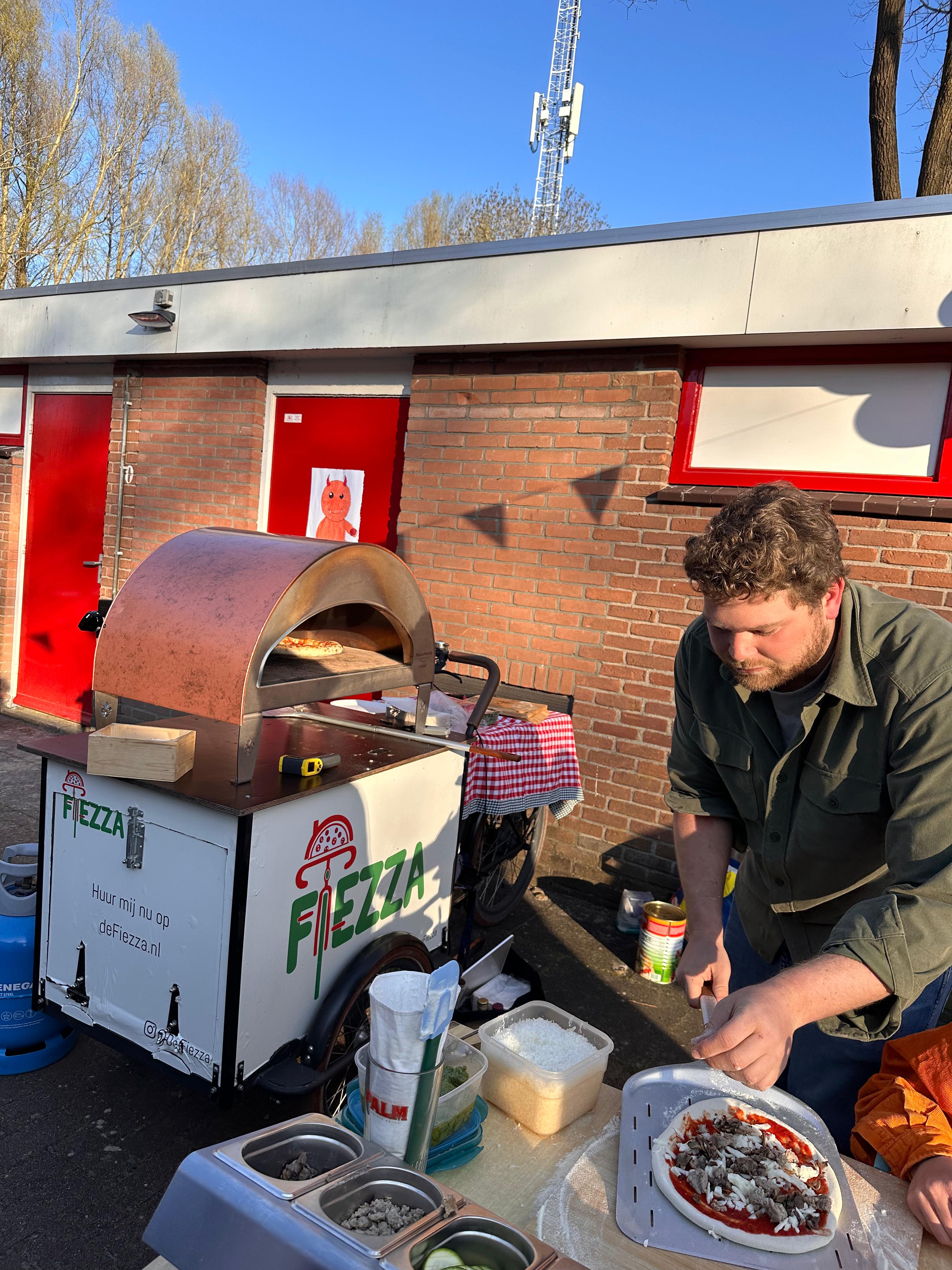 Davie bakt pizza op locatie
